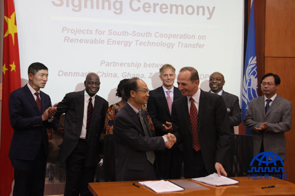 中国、丹麦、加纳、赞比亚各国以及联合国开发计划署昨天在北京签署了里程碑式的可再生能源技术转移协议，标志着上述几方能源合作的开端。（中国发展门户网 焦梦摄）