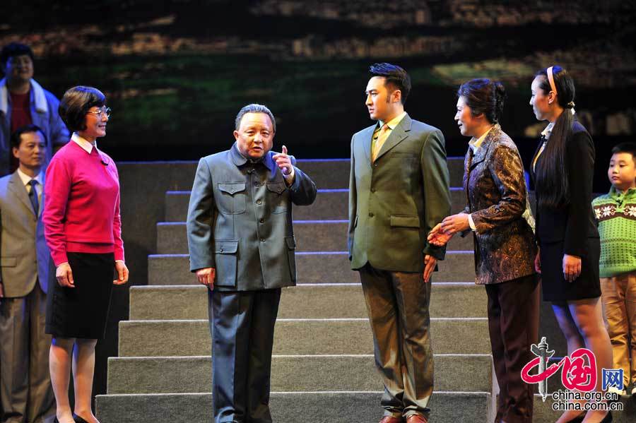 2014年8月21日晚，纪念邓小平诞辰110周年多场次情景话剧《春天的故事》在沈阳中华剧场首演。杨慧峰摄