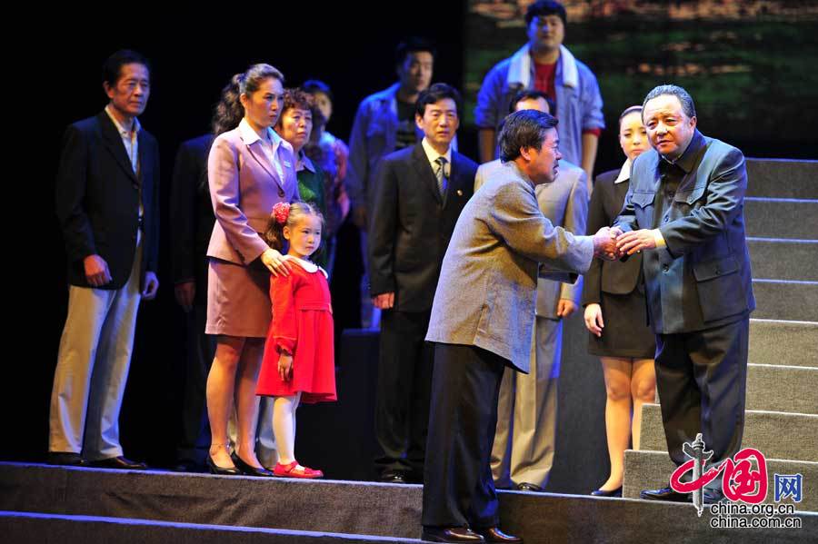 2014年8月21日晚，纪念邓小平诞辰110周年多场次情景话剧《春天的故事》在沈阳中华剧场首演。杨慧峰摄