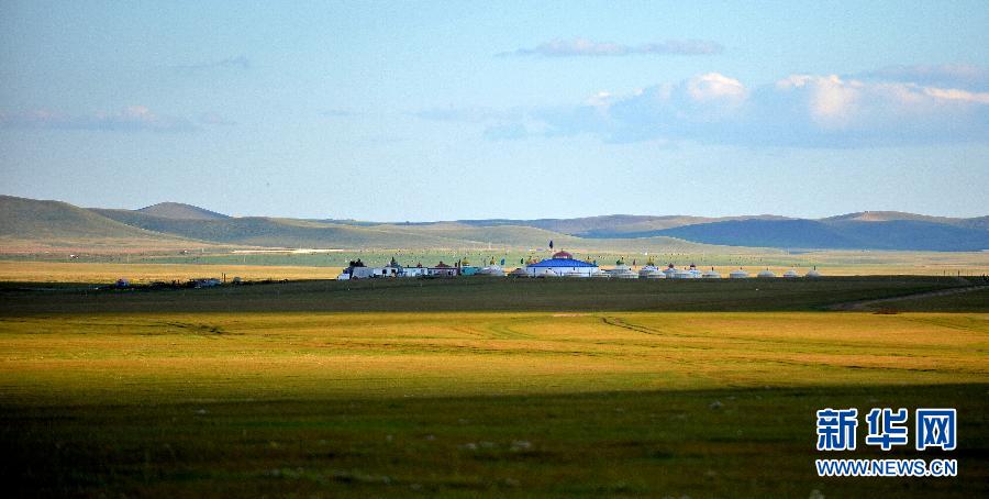 初秋的内蒙古呼伦贝尔草原绿意盎然，湛蓝的天空中流动的白云使草原上光影交错，加上点缀其间的牛羊、马匹和湖泊，让草原美如画卷一般。