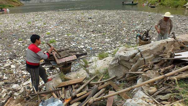 2014年8月24日，湖北宜昌市秭归县，长江三峡水库部分水湾漂浮垃圾聚集，塑料泡沫、鞋子、酒瓶、药品、避孕套、牙膏、饮料瓶等废弃物品五花八门，令人触目惊心。