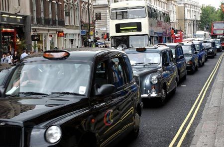 伦敦2003年2月17日推出的拥堵费政策已实施近11年，收到了明显的成效。在伦敦的城乡结合部，有的路段可以免费停车，每天都有一些司机把车停在路边，然后换乘公共交通进城上班办事。
