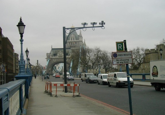 伦敦塔桥位于伦敦市内环路（A100）上自然就决定了其将作为拥堵收费区边界线路的一部分。伦敦运输局自然会关注因桥梁升降可能造成的交通中断。由于市长的政策是鼓励使用泰晤士河，因此桥梁升降次数不断增加，目前每年约900次。每一次升降都会使得交通停滞五分钟，因此在塔桥两端启动了交通信号灯计划，旨在最大程度减少当地交通中断的情况。