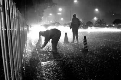 东三环农展桥辅路，排水集团工人正在疏通雨水井。京华时报记者徐晓帆摄