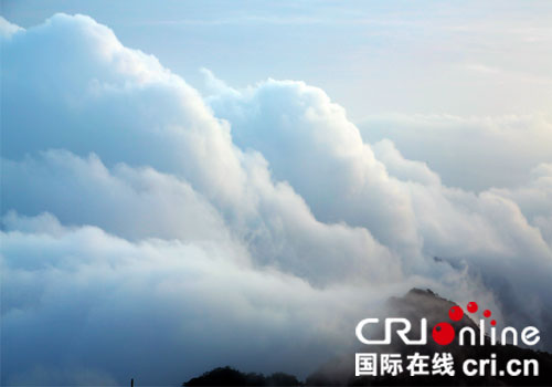 安徽黄山风景区惊现“高天流云”气象景观。 