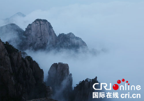 安徽黄山风景区惊现“高天流云”气象景观。