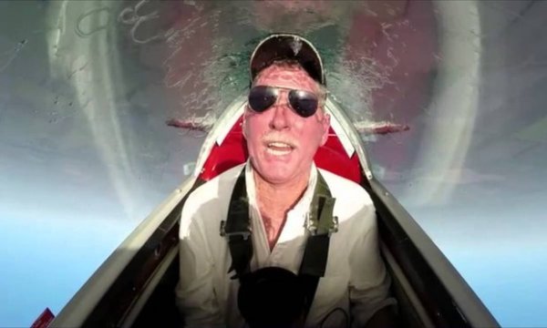 美国：特技飞行员驾机接受冰桶挑战