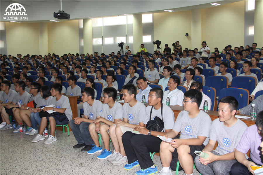 中国科学院院长白春礼为国科大首批360名本科生讲授“开学第一课”。王振红拍摄