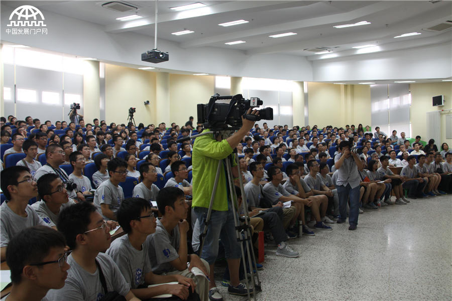 中国科学院院长白春礼为国科大首批360名本科生讲授“开学第一课”。王振红拍摄