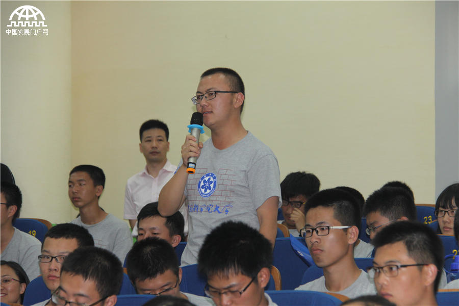 中国科学院院长白春礼为国科大首批360名本科生讲授“开学第一课”，图为学生提问。王振红拍摄