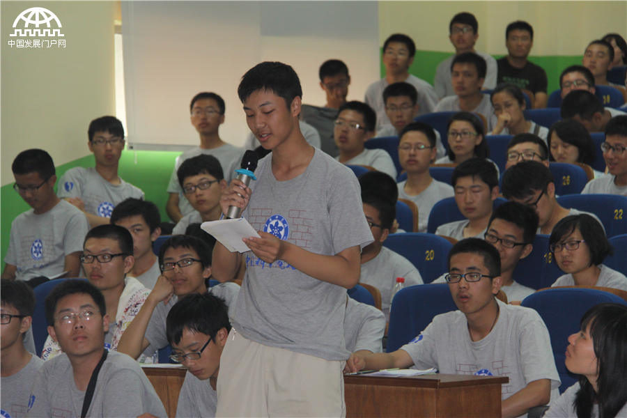 中国科学院院长白春礼为国科大首批360名本科生讲授“开学第一课”，图为学生提问。王振红拍摄