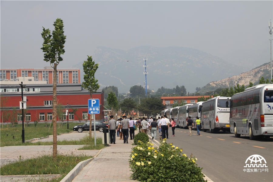 2014年9月5日，中国科学院大学（简称“国科大”）在怀柔雁栖湖校区举行2014年开学典礼，迎来了14366名新同学。图为美丽的国科大校园。王振红拍摄