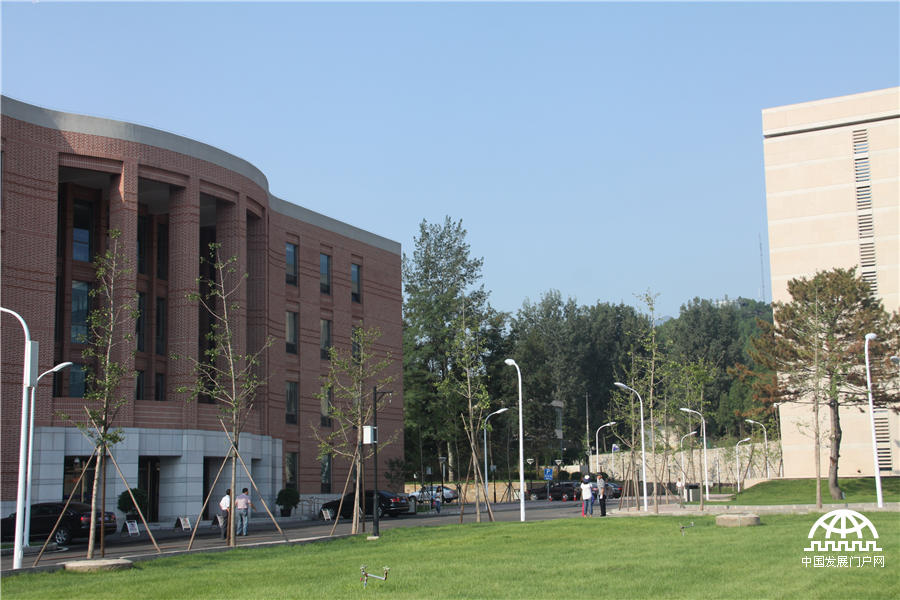 2014年9月5日，中国科学院大学（简称“国科大”）在怀柔雁栖湖校区举行2014年开学典礼，迎来了14366名新同学。图为美丽的国科大校园。王振红拍摄