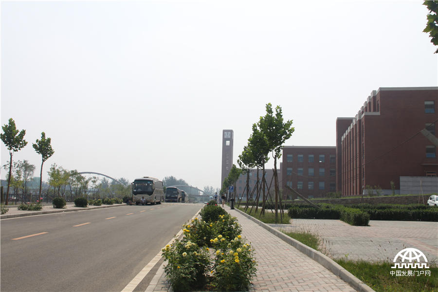 2014年9月5日，中国科学院大学（简称“国科大”）在怀柔雁栖湖校区举行2014年开学典礼，迎来了14366名新同学。图为美丽的国科大校园。王振红拍摄