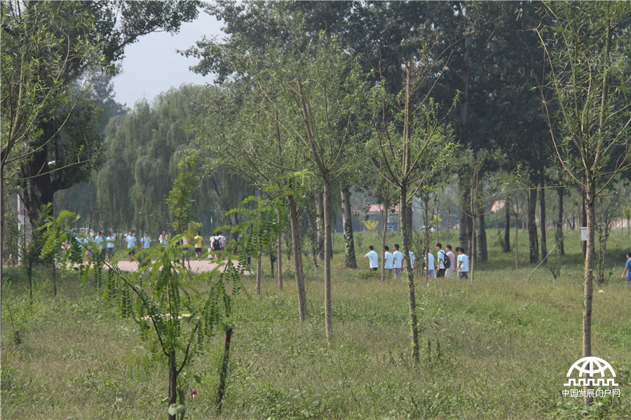 2014年9月5日，中国科学院大学（简称“国科大”）在怀柔雁栖湖校区举行2014年开学典礼，迎来了14366名新同学。图为美丽的国科大校园。王振红拍摄