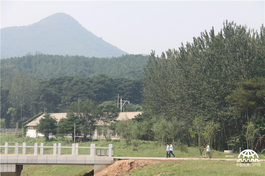 2014年9月5日，中国科学院大学（简称“国科大”）在怀柔雁栖湖校区举行2014年开学典礼，迎来了14366名新同学。图为美丽的国科大校园。王振红拍摄