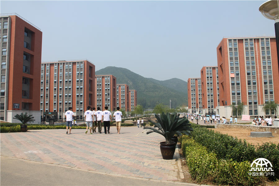 2014年9月5日，中国科学院大学（简称“国科大”）在怀柔雁栖湖校区举行2014年开学典礼，迎来了14366名新同学。图为美丽的国科大校园。王振红拍摄