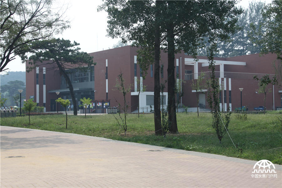 2014年9月5日，中国科学院大学（简称“国科大”）在怀柔雁栖湖校区举行2014年开学典礼，迎来了14366名新同学。图为美丽的国科大校园。王振红拍摄