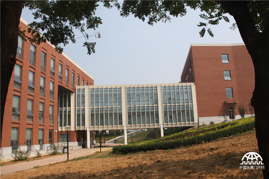 2014年9月5日，中国科学院大学（简称“国科大”）在怀柔雁栖湖校区举行2014年开学典礼，迎来了14366名新同学。图为美丽的国科大校园。王振红拍摄