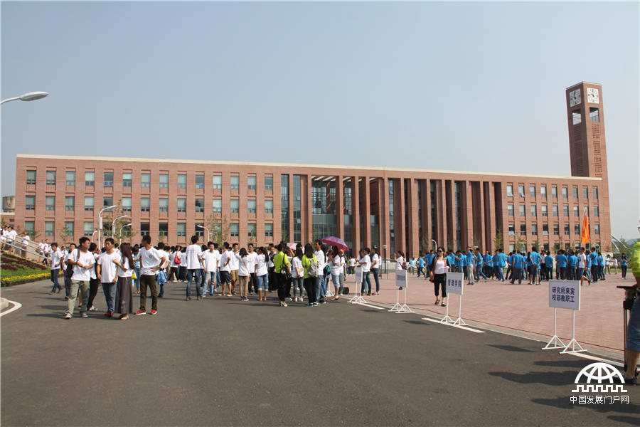 2014年9月5日，中国科学院大学（简称“国科大”）在怀柔雁栖湖校区举行2014年开学典礼，迎来了14366名新同学。王振红拍摄