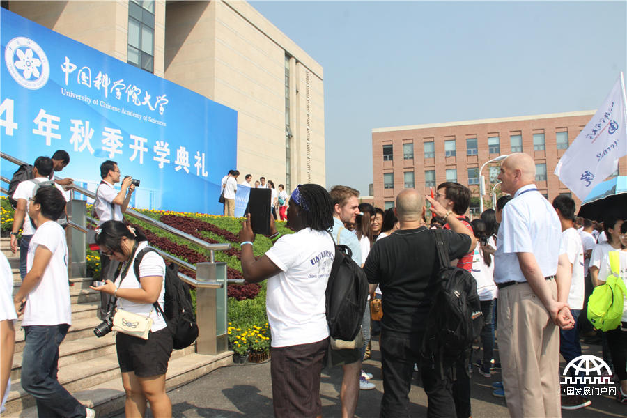 2014年9月5日，中国科学院大学（简称“国科大”）在怀柔雁栖湖校区举行2014年开学典礼，迎来了14366名新同学。王振红拍摄