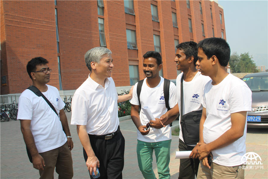 2014年9月5日，中国科学院大学（简称“国科大”）在怀柔雁栖湖校区举行2014年开学典礼，迎来了14366名新同学。图为中国科学院副院长兼国科大校长丁仲礼与新生交流。王振红拍摄