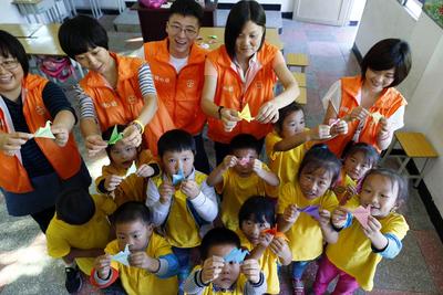 拜耳志愿者与重庆市万州区梨树乡龙头村小学同学活动