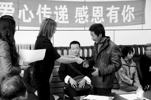 35個愛心人士將7萬元善款交到35個家長手中