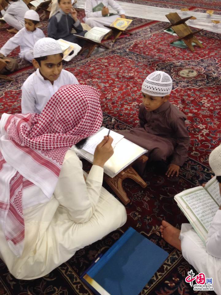 地而坐的老师儿童延续着传统伊斯兰教育方式_