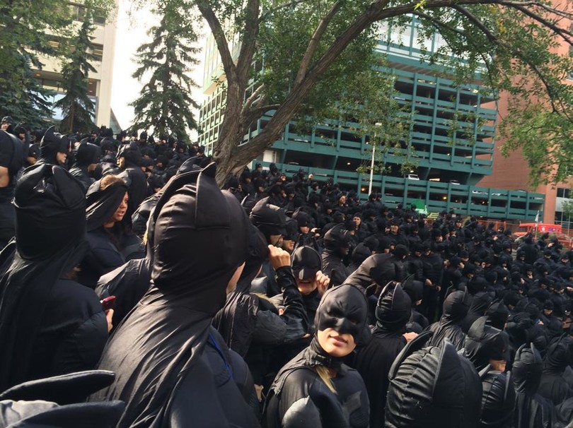 加拿大惊现542名“蝙蝠侠” 破世界纪录