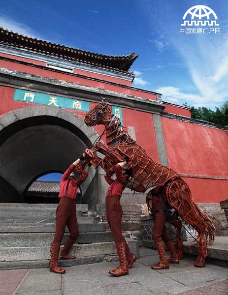 在泰山南天门下，一匹高大的“战马”吸引了上万游人的驻足，这不是电影拍摄场景，而是来自英国的国宝级舞台剧——《战马》中文版在泰山的首次亮相。