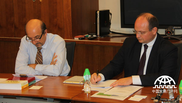 世界银行中国局首席环境专家Garo Batmanian（左）与世界银行中国能源专家Gailius Draugelis（右）