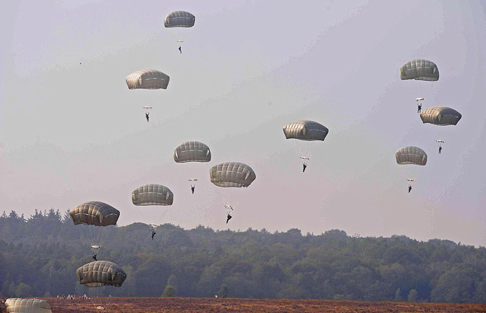 英国纪念市场花园行动70周年(组图)_中国发