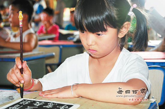 被誉为“中国书画之乡”的通渭县，高度重视中小学生的书画教育培训工作，为全县书画产业的长远发展奠定了坚实基础。本报记者王雨