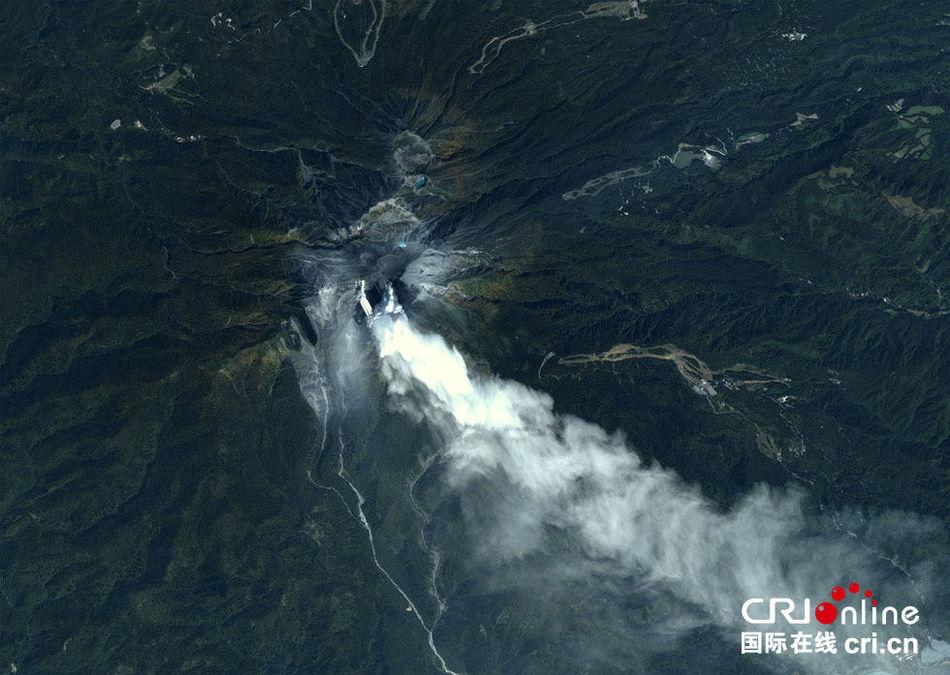 卫星拍摄到的日本御岳山火山喷发的照片。