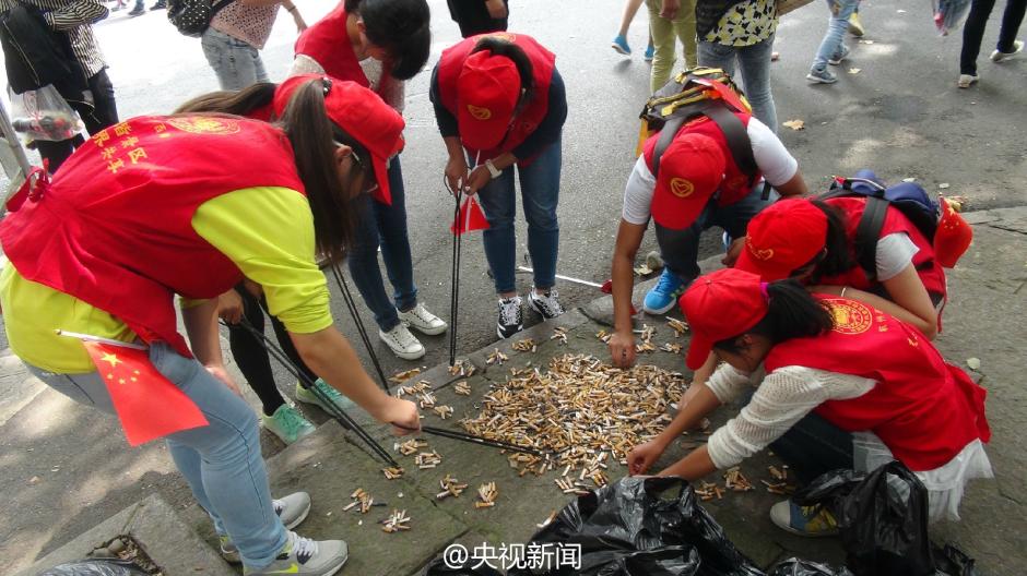 西湖3小時撿3000多個煙頭[組圖]