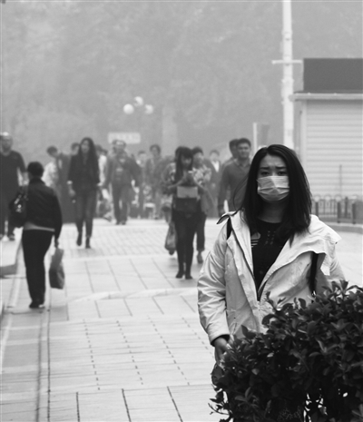 北京市空气重污染应急指挥部办公室在10月8日17时发布了空气重污染黄色预警。