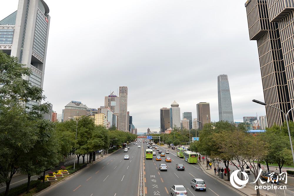 10月12日，雾霾散去的北京CBD。（人民网记者翁奇羽 摄）