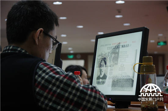 活动现场观众认真听报告