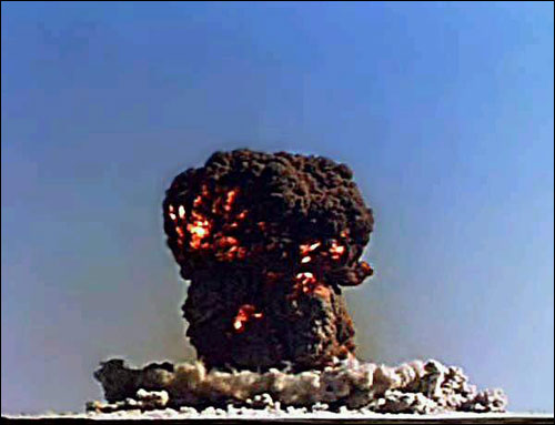 1964年10月16日15时，中国第一颗原子弹爆炸成功。