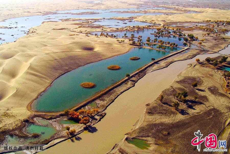 新疆天山世界自然遗产地，由昌吉回族自治州的博格达、巴音郭楞蒙古自治州的巴音布鲁克和阿克苏地区的托木尔、伊犁哈萨克自治州的喀拉峻—库尔德宁等四个区域组成。