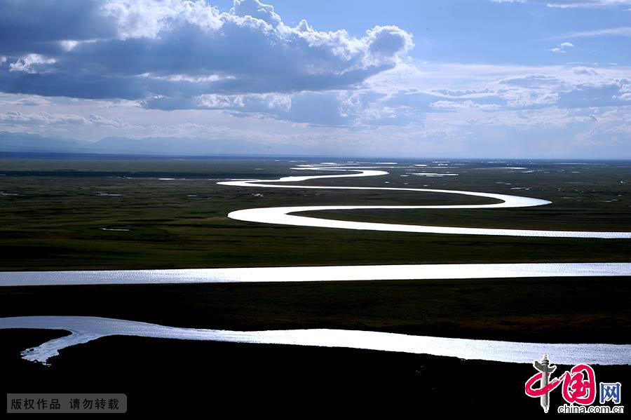 新疆天山世界自然遗产地，由昌吉回族自治州的博格达、巴音郭楞蒙古自治州的巴音布鲁克和阿克苏地区的托木尔、伊犁哈萨克自治州的喀拉峻—库尔德宁等四个区域组成。