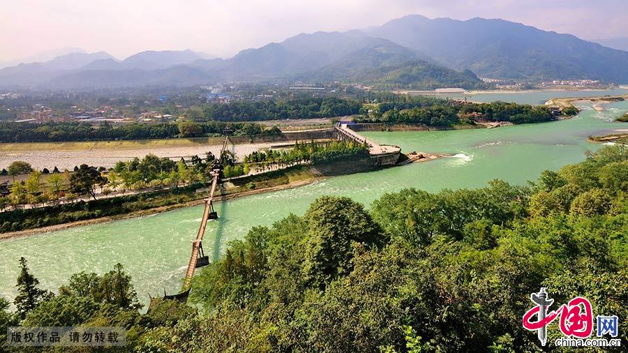 四川大熊猫栖息地拥有丰富的植被种类，是全球最大最完整的大熊猫栖息地，全球30%以上的野生大熊猫栖息于此。