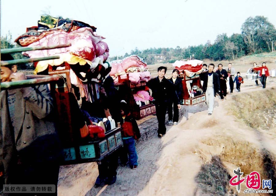 浩浩蕩蕩的迎親隊伍。