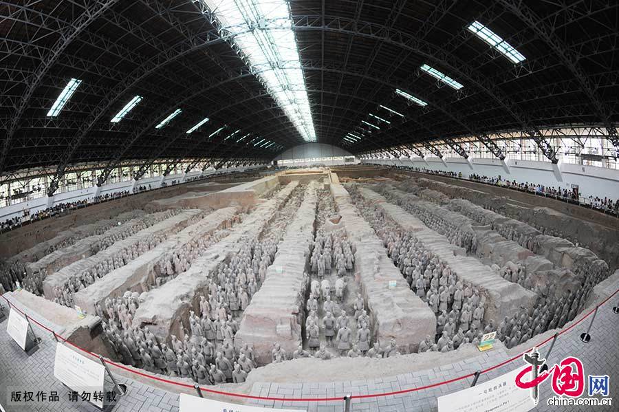 秦始皇陵是中国历史上第一个皇帝——秦始皇帝的陵园，也称骊山陵。兵马俑坑是秦始皇陵的陪葬坑，位于陵园东侧1500米处，图为兵马俑坑。