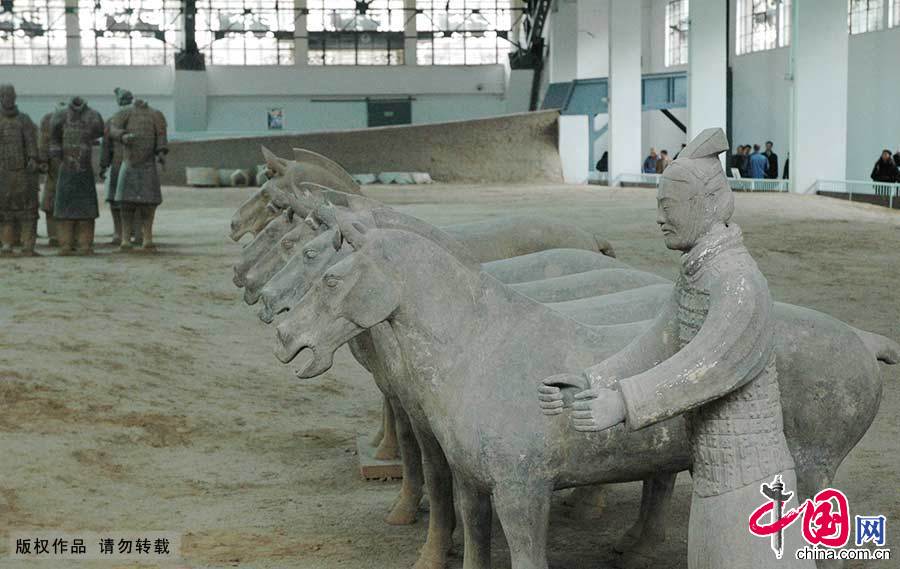 秦始皇陵是中国历史上第一个皇帝——秦始皇帝的陵园，也称骊山陵。兵马俑坑是秦始皇陵的陪葬坑，位于陵园东侧1500米处，图为兵马俑坑。