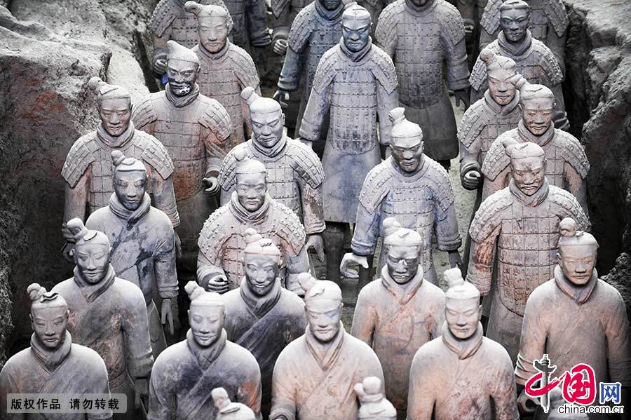 秦始皇陵是中国历史上第一个皇帝——秦始皇帝的陵园，也称骊山陵。兵马俑坑是秦始皇陵的陪葬坑，位于陵园东侧1500米处，图为兵马俑坑。