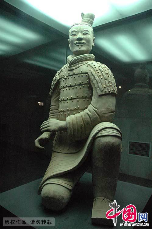 秦始皇陵是中国历史上第一个皇帝——秦始皇帝的陵园，也称骊山陵。兵马俑坑是秦始皇陵的陪葬坑，位于陵园东侧1500米处，图为兵马俑坑。