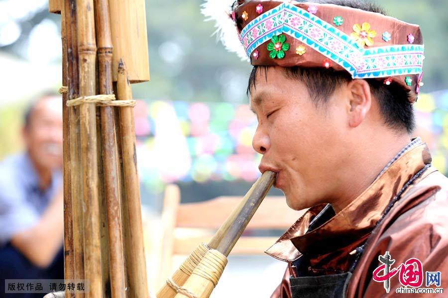 广西柳州市融水苗族自治县香粉乡雨梅屯，梁利在维修芦笙。中国网图片库 谭凯兴/摄