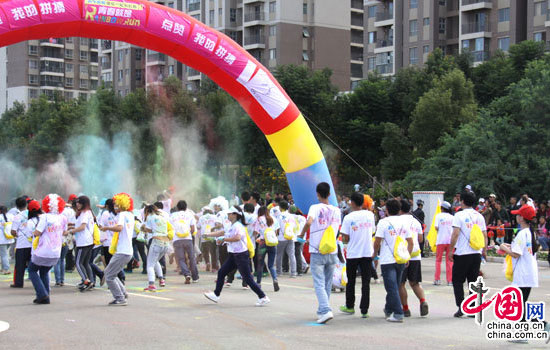 2014年9月27日，苏宁易购彩虹跑在昆明市呈贡区开跑，数千名粉丝激情“奔跑”。中国网/中国发展门户网 魏博 拍摄